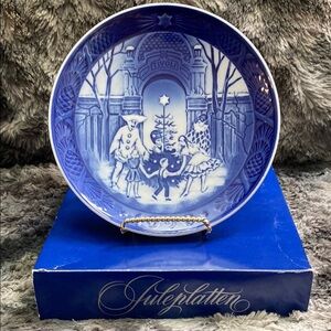 Royal Copenhagen Year Plate1990
Christmas In Tivoli No2349 limited edition